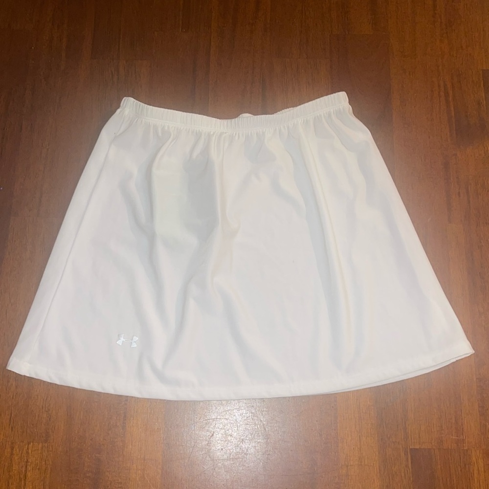 Under Armour ladies small golf/tennis white skirt. NWT Moisture transport system